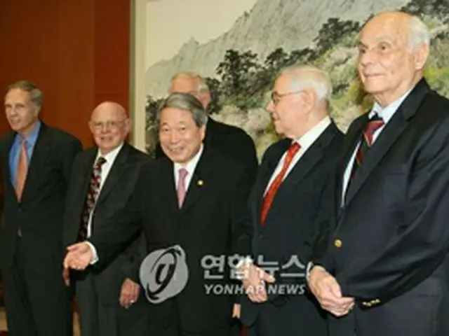 NCAFP代表団と柳長官＝6日、ソウル（聯合）