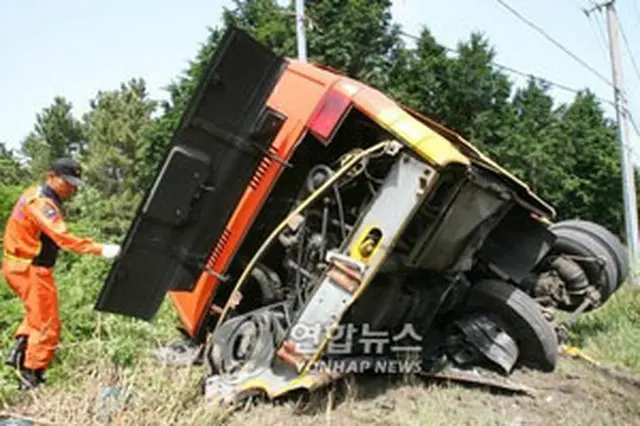 横転した事故車両＝7日、済州（聯合）