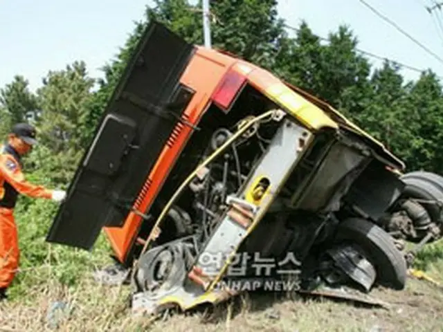 横転した事故車両＝7日、済州（聯合）