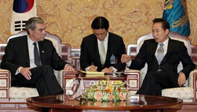 会見する李大統領とグティエレス長官＝16日、ソウル（聯合）