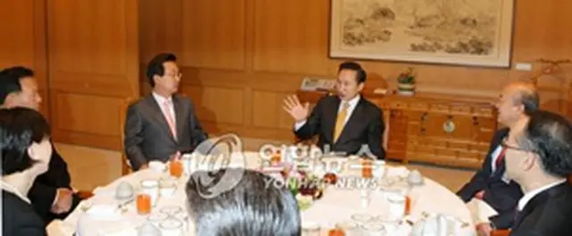 青瓦台で姜在渉代表らと会合する李明博大統領＝19日、ソウル（聯合）