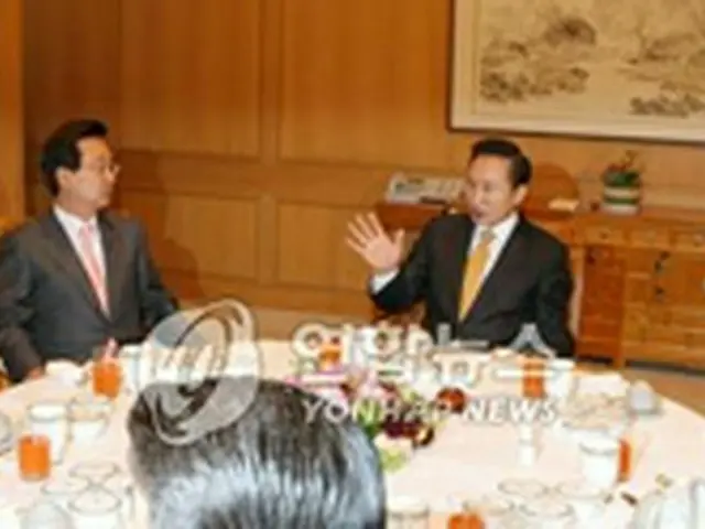 青瓦台で姜在渉代表らと会合する李明博大統領＝19日、ソウル（聯合）