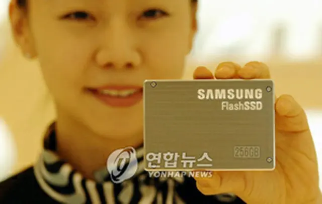 サムスン電子が開発したSSD＝26日、ソウル（聯合）