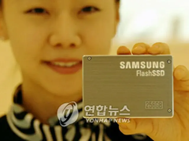 サムスン電子が開発したSSD＝26日、ソウル（聯合）