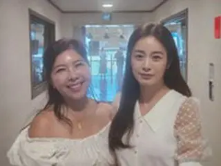 “Rain(ピ)と結婚”女優キム・テヒ、20代だといっても信じられる童顔…白いワンピースで清純美発散