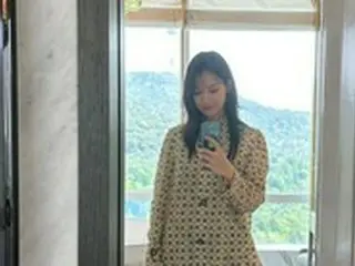 “キム・ウビンと公開恋愛中”女優シン・ミナ、ミラー自撮りで“リアルバービー人形”スタイルを公開