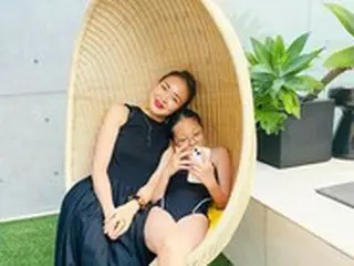 モデルSHIHO、娘サランちゃんとのツーショット公開…2人の脚線美にネット反響