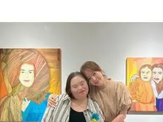 女優ハン・ジミン、チョン・ウネ作家と仲良くツーショット…「展示収益金全額寄付」