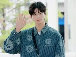 チャウヌ（ASTRO）、今度はパリに…「画報のように立ち去った」空港ファッション