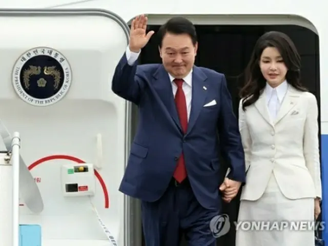 ベトナム・ハノイのノイバイ国際空港に到着した韓国の尹大統領夫妻＝22日、ハノイ（聯合ニュース）