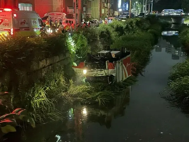 飲酒運転、フェンスを突き破って5m下の河川に墜落＝韓国（画像提供:wowkorea）