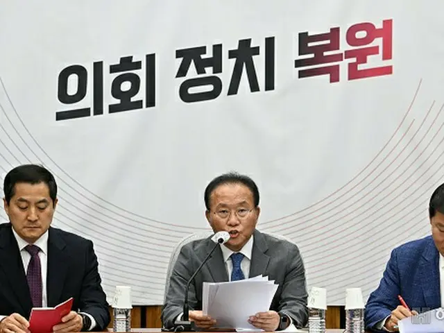 尹在玉国民の力院内代表（中央）が23日、国会で開かれた院内対策会議に出席し、発言している（画像提供:wowkorea）