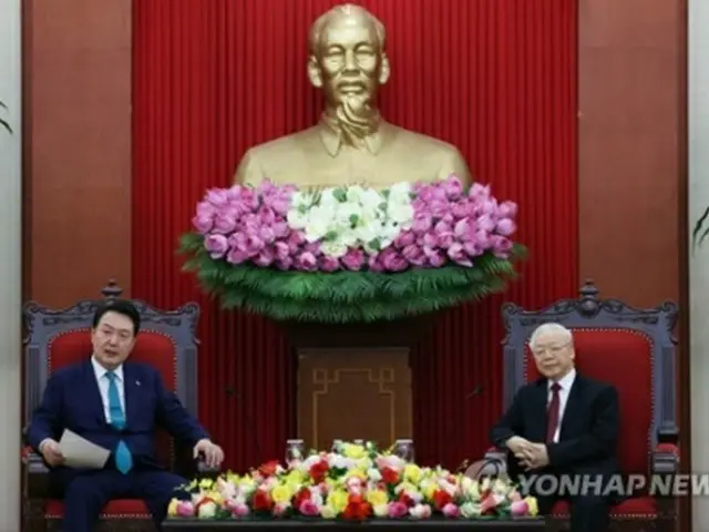 尹錫悦大統領（左）とグエン・フー・チョン共産党書記長が会談した（共同取材）＝２３日、ハノイ（聯合ニュース）