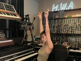 「BLACKPINK」JENNIE、「勝利のVサイン」ポーズ… 「THE IDOL」OSTリリース