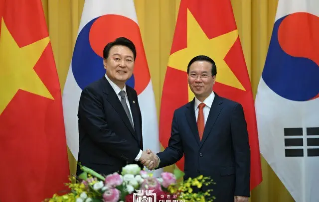 韓国の尹錫悦大統領（左）が23日（現地時間）ベトナム・ハノイで開かれた首脳共同メディア発表を終え、ヴォー・ヴァン・トゥオン・ベトナム国家主席と握手を交わしている様子（画像提供:wowkorea）