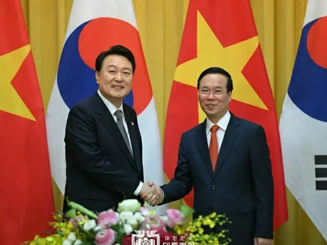 韓国の尹錫悦大統領（左）が23日（現地時間）ベトナム・ハノイで開かれた首脳共同メディア発表を終え、ヴォー・ヴァン・トゥオン・ベトナム国家主席と握手を交わしている様子（画像提供:wowkorea）