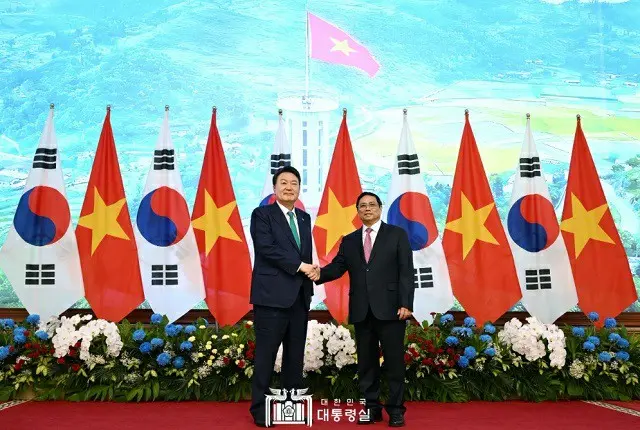 韓国の尹錫悦大統領（左）は23日（現地時間）ベトナム・ハノイの首相室で、ファム・ミン・チン首相と面談した（画像提供:wowkorea）