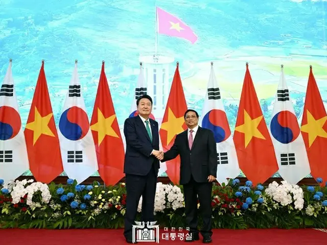 韓国の尹錫悦大統領（左）は23日（現地時間）ベトナム・ハノイの首相室で、ファム・ミン・チン首相と面談した（画像提供:wowkorea）