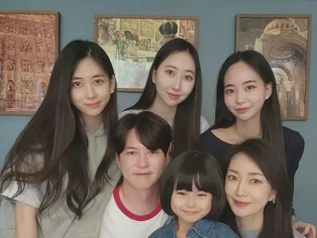 子役出身のパク・ミンハが家族写真を公開した。（画像提供:wowkorea）