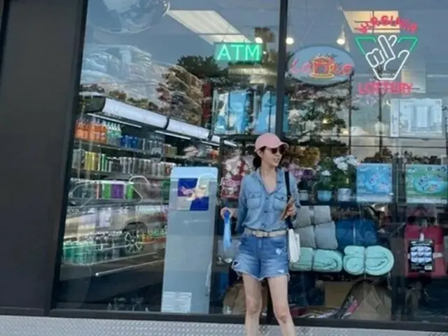 女優ソン・ユナ、スニーカーを履いても11字型の長い脚…デニムファッションもぴったり（画像提供:wowkorea）