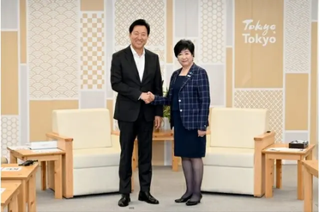握手を交わす呉氏と小池氏（ソウル市提供）＝（聯合ニュース）≪転載・転用禁止≫
