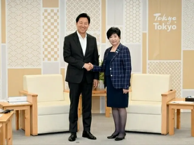 握手を交わす呉氏と小池氏（ソウル市提供）＝（聯合ニュース）≪転載・転用禁止≫