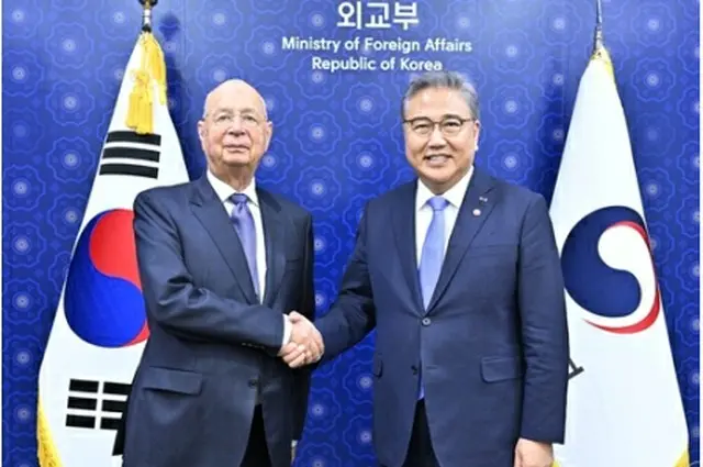握手を交わす韓国の朴振外交部長官（右）と世界経済フォーラム（ＷＥＦ）のシュワブ会長（同部提供）＝（聯合ニュース）
