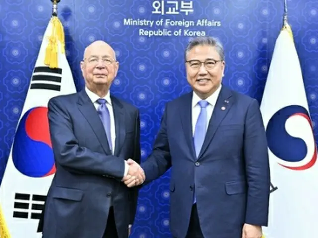 握手を交わす韓国の朴振外交部長官（右）と世界経済フォーラム（ＷＥＦ）のシュワブ会長（同部提供）＝（聯合ニュース）
