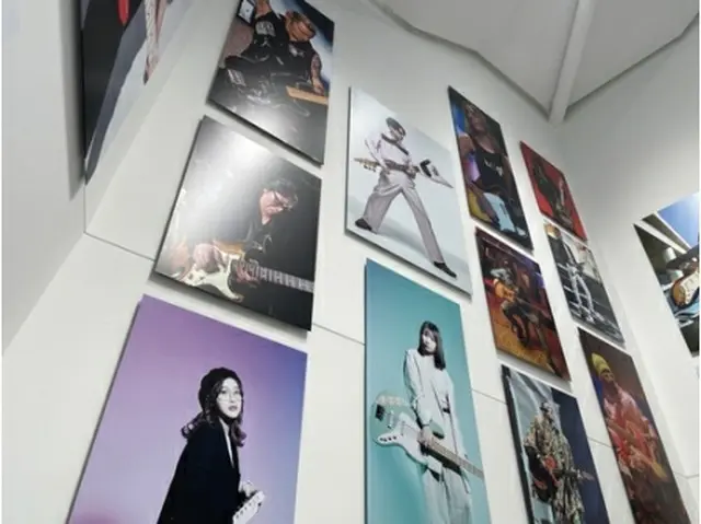 「ＦＥＮＤＥＲ　ＦＬＡＧＳＨＩＰ　ＴＯＫＹＯ」の店内に飾られたミュージシャンの写真（ギターネット提供）＝（聯合ニュース）≪転載・転用禁止≫