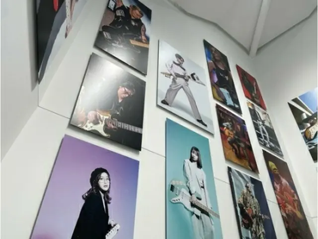 「ＦＥＮＤＥＲ　ＦＬＡＧＳＨＩＰ　ＴＯＫＹＯ」の店内に飾られたミュージシャンの写真（ギターネット提供）＝（聯合ニュース）≪転載・転用禁止≫