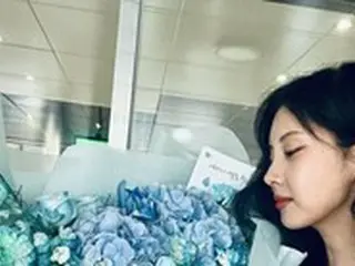 「少女時代」ソヒョン、ブルーの花束に囲まれた“プリンセス”…誕生日をお祝い