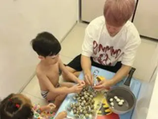 ミンファン（FTLSLAND）＆妻ユルヒ、手伝いをする子どもたちに幸せいっぱい“頼もしいアルバイト”