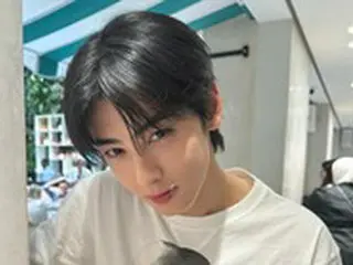 「ASTRO」チャウヌ、キリキラのまなざしで”アイスクリーム男神”