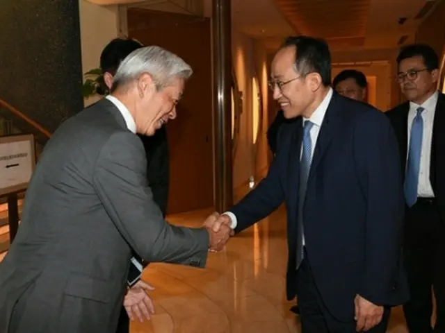 日本の金融機関との会合で、出席者とあいさつを交わす秋副首相（右、企画財政部提供）＝（聯合ニュース）≪転載・転用禁止≫
