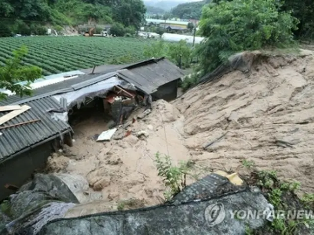 土砂に襲われた慶尚北道・栄州の家屋＝３０日、栄州（聯合ニュース）