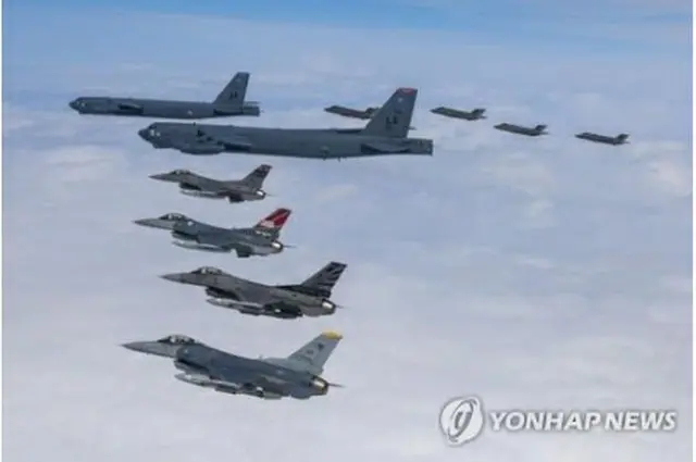 ４月に朝鮮半島上空で合同訓練を行った韓米の戦闘機（国防部提供）＝（聯合ニュース）≪転載・転用禁止≫