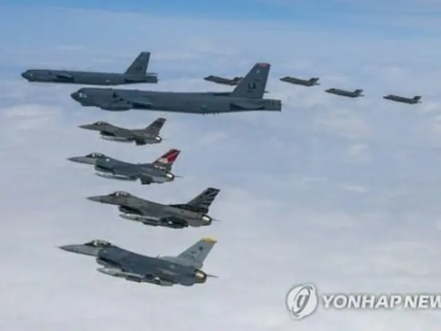４月に朝鮮半島上空で合同訓練を行った韓米の戦闘機（国防部提供）＝（聯合ニュース）≪転載・転用禁止≫