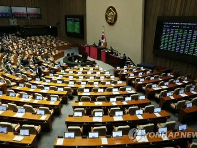 国会本会議で汚染水海洋放出計画の撤回を求める決議案が可決された＝３０日、ソウル（聯合ニュース）