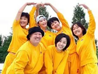 女優キム・ヘス、映画「密輸」の出演者たちとお揃いの服着てにっこり