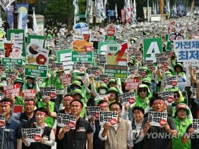 尹政権退陣や最低賃金引き上げなどを求め、6月24日にソウル市内で集会を開いた民主労総の組合員＝（聯合ニュース）