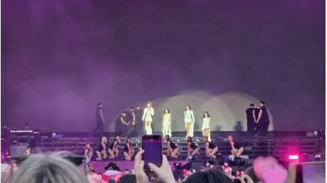 フェスに登場したBLACKPINK＝2日、ロンドン（聯合ニュース）