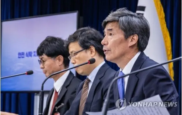 政府の記者会見で発言する国務調整室の朴第１次長（手前）＝３日、ソウル（聯合ニュース）