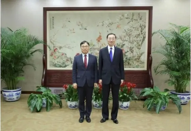 韓国の崔泳杉次官補（左）と中国の孫衛東外務次官（外交部提供）＝（聯合ニュース）≪転載・転用禁止≫