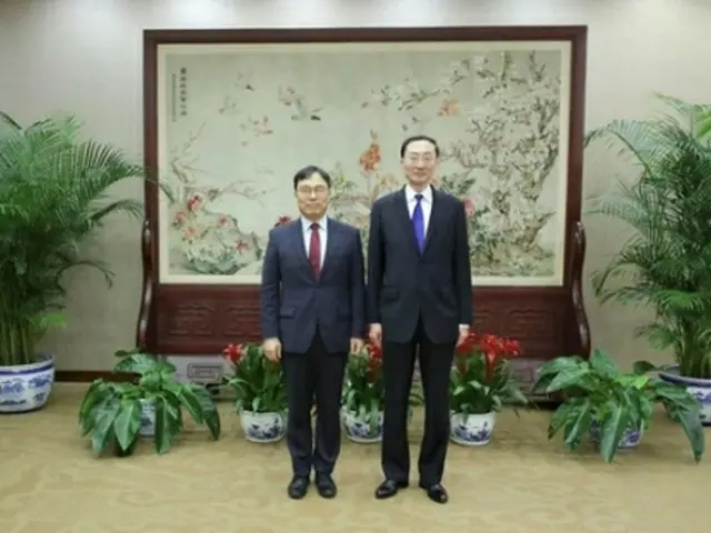 韓国の崔泳杉次官補（左）と中国の孫衛東外務次官（外交部提供）＝（聯合ニュース）≪転載・転用禁止≫