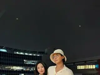 歌手イ・ジフン、妻アヤネさんとまだまだ新婚デート…「自己中カット？」1枚目は拡大禁止