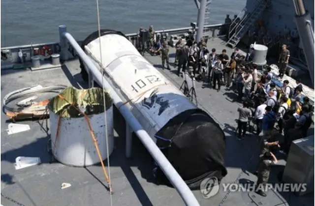 北朝鮮は５月３１日に軍事偵察衛星の打ち上げを試みたが、失敗した。韓国軍は６月１５日、弾道ミサイル技術が使われた「宇宙発射体」の残骸を朝鮮半島西側の黄海から引き揚げ、分析を進めてきた。同月１６日に公開された残骸（写真共同取材団）＝（聯合ニュース）