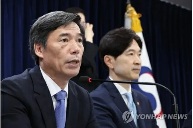会見を行う国務調整室の朴購然（パク・グヨン）第1次長＝5日、ソウル（聯合ニュース）