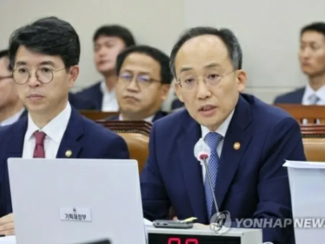答弁する秋慶鎬氏（右）＝５日、ソウル（聯合ニュース）