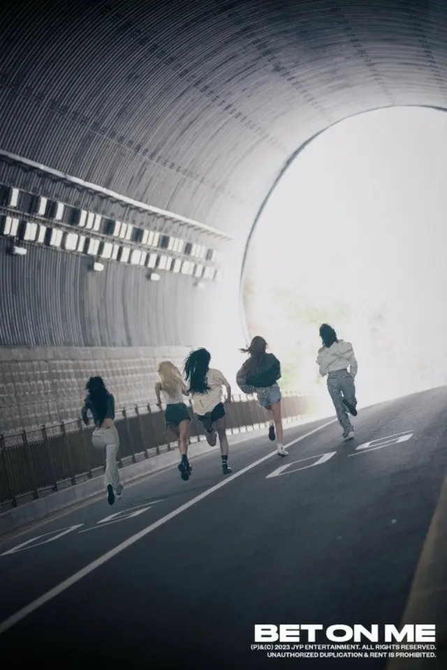 「ITZY」、収録曲「BET ON ME」のMVを先行公開…Youtubeトレンディングワールドワイド1位に（画像提供:wowkorea）