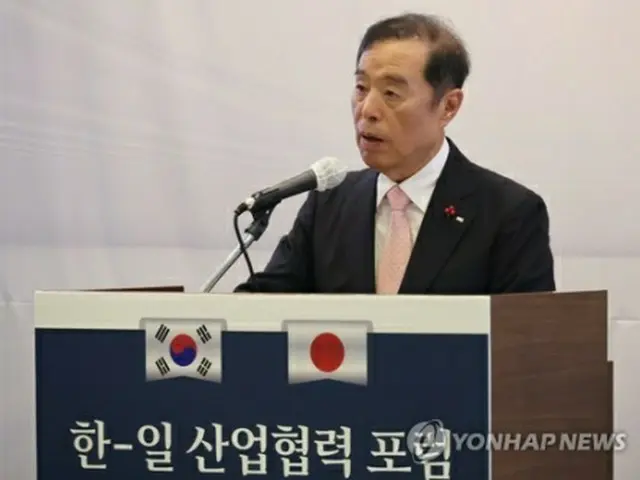 「韓日産業協力フォーラム」であいさつする全国経済人連合会（全経連）の金秉準（キム・ビョンジュン）会長職務代行＝６日、ソウル（聯合ニュース）